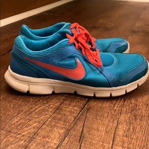 Nike tennis shoes